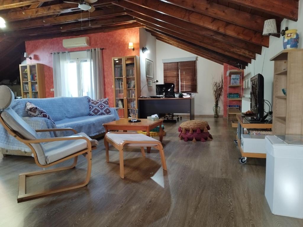 ein Wohnzimmer mit einem blauen Sofa und einem Tisch in der Unterkunft Studio Loft Aridea in Aridea