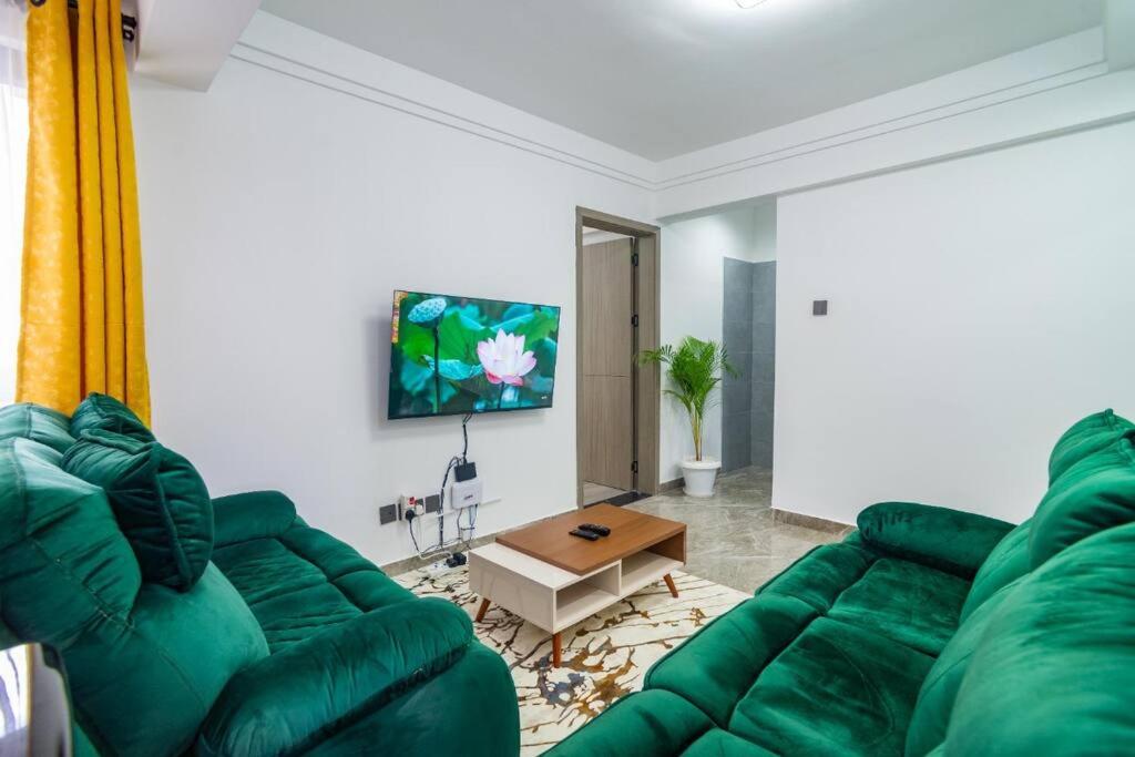 Μια τηλεόραση ή/και κέντρο ψυχαγωγίας στο Luxury 1 BDRM apartment Kilimani