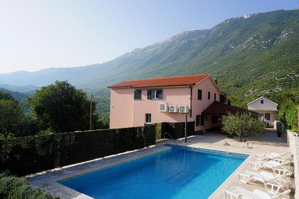 eine Villa mit einem Pool und einem Haus in der Unterkunft Villa Marina in Zagvozd