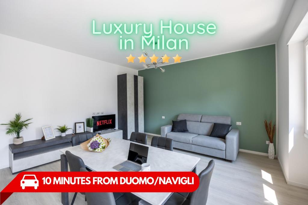 - un salon avec une table et un canapé dans l'établissement Duomo Home - 6 stops from Duomo, 5min from central station, AC, Netflix,, à Milan