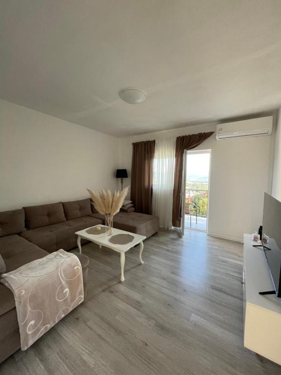 - un salon avec un canapé et une table dans l'établissement Apartment Ana, à Imotski
