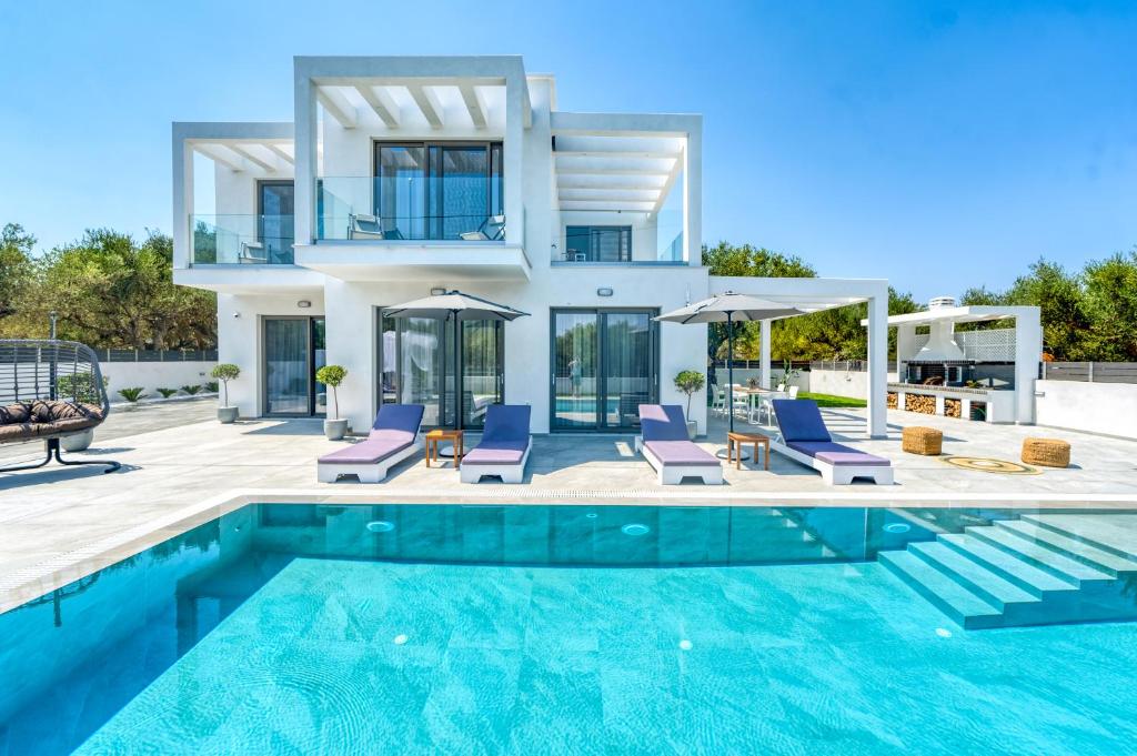 uma villa com uma piscina e uma casa em AJ - Seaview Private Villa em Tsilivi