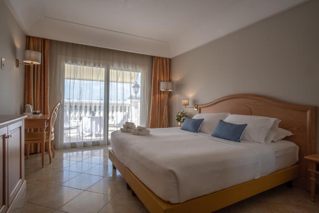 Postel nebo postele na pokoji v ubytování Palace Hotel Desenzano