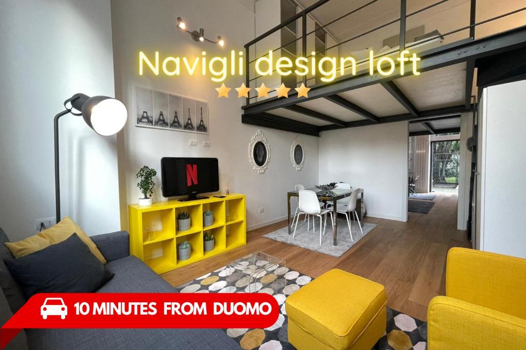 sala de estar con sofá y comedor en Navigli Design Loft - 7 stops from Duomo, AC, Netflix, en Milán