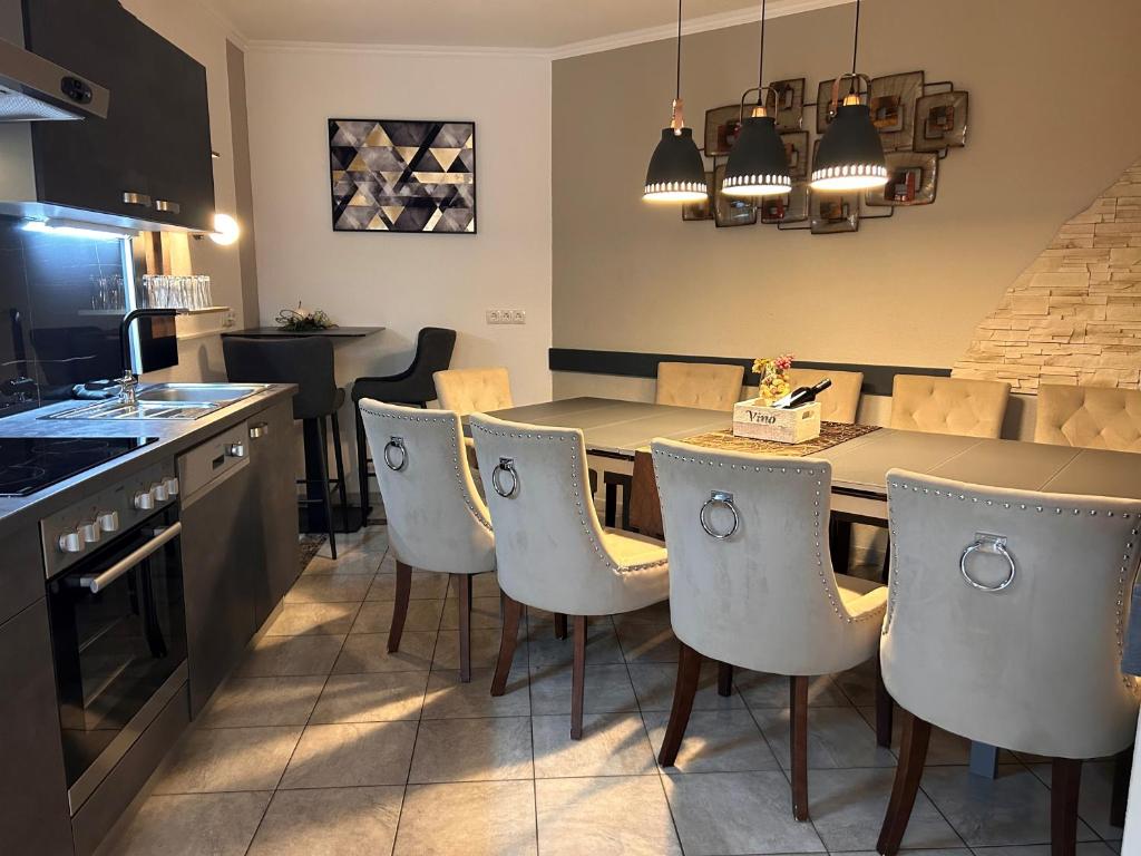 Appartement Lilly في Lehn: مطبخ مع طاولة وكراسي في مطبخ