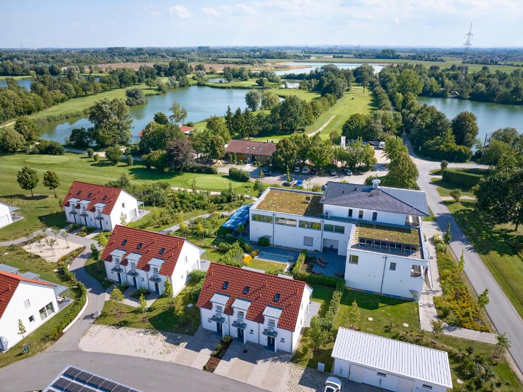 een luchtzicht op een gebouw met een rivier bij Bachhof Resort Apartments in Kirchroth