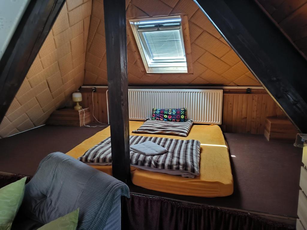 2 camas en una habitación pequeña en un ático en Ubytování Opava, en Opava