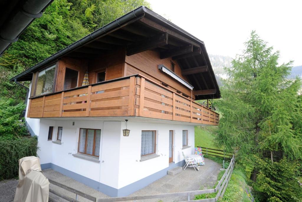 ein Haus mit Balkon darüber in der Unterkunft Friedmatte Breathtaking View in Beatenberg