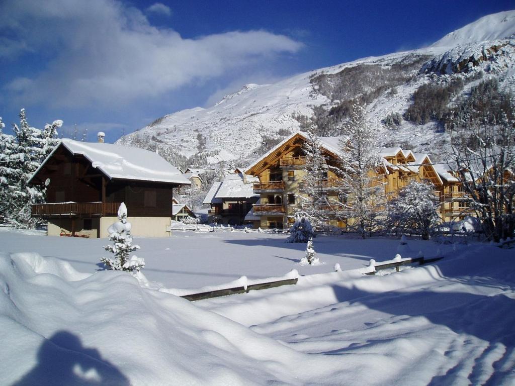 ル・モネティエ・レ・バンにあるApartment in Chalet Chamoissiereの山前の雪の丸太小屋