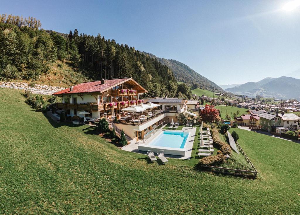 eine Luftansicht eines Hauses mit Pool in der Unterkunft Hotel Silberfux in Sankt Veit im Pongau