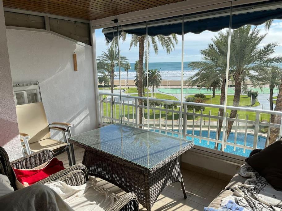 einen Balkon mit einem Tisch und Strandblick in der Unterkunft apartamento al mar cullera florazar in Cullera