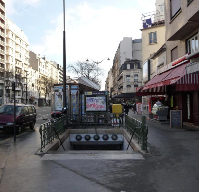 un arrêt de bus dans une rue de la ville avec des bancs dans l'établissement Studio à 2 pas Parc des Princes, à Paris