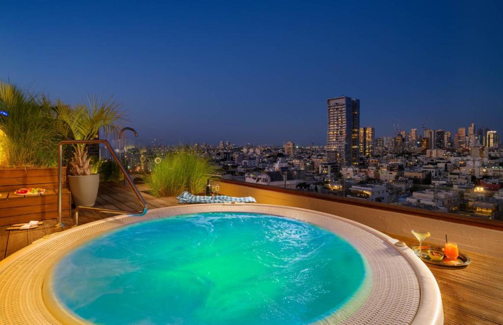 בריכת השחייה שנמצאת ב-מלון קרלטון תל אביב - יוקרה על הים או באזור