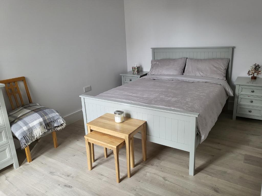 Bright, quiet room in the center of Newbury