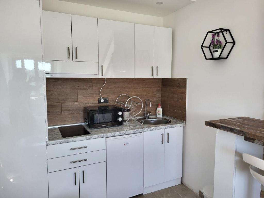 Kuchyň nebo kuchyňský kout v ubytování Kloudscape Apartman Milmari Resort & Spa