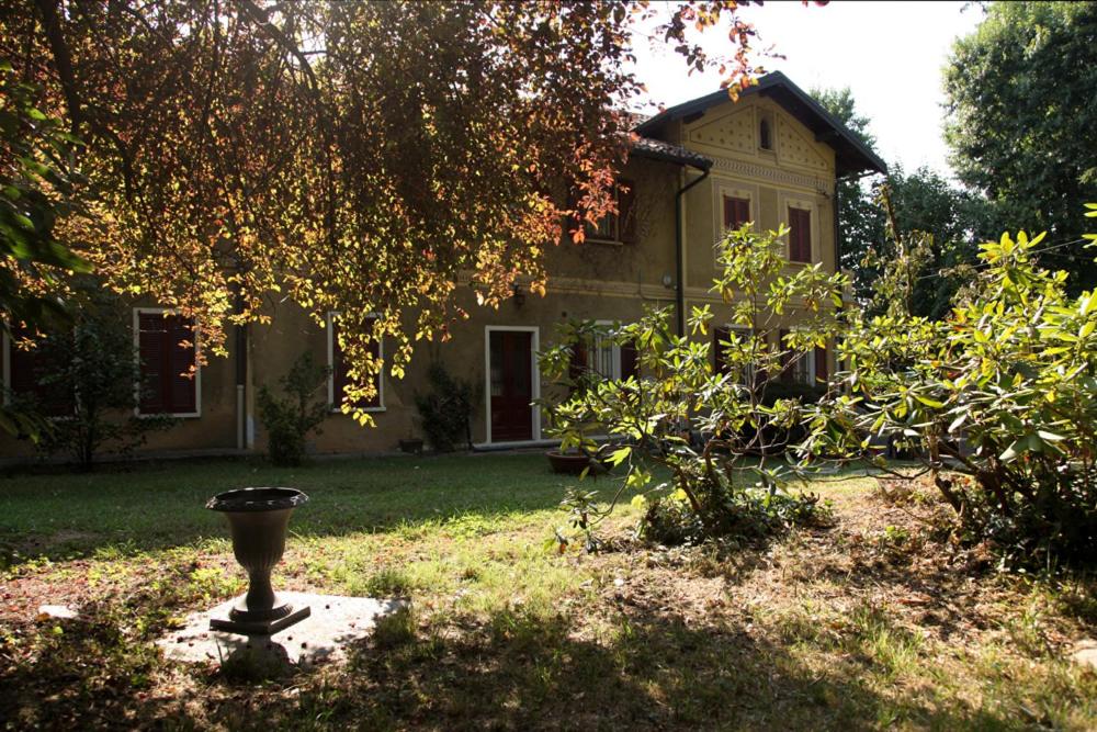 una casa con un bagno di uccelli nel cortile di Villa Helios - Centro Ospedali - Lago a 10 minuti auto Free internal parking a Varese