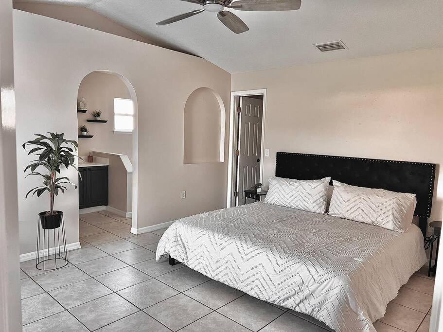 Ένα ή περισσότερα κρεβάτια σε δωμάτιο στο Modern Cozy 5 Beds Private Getaway!