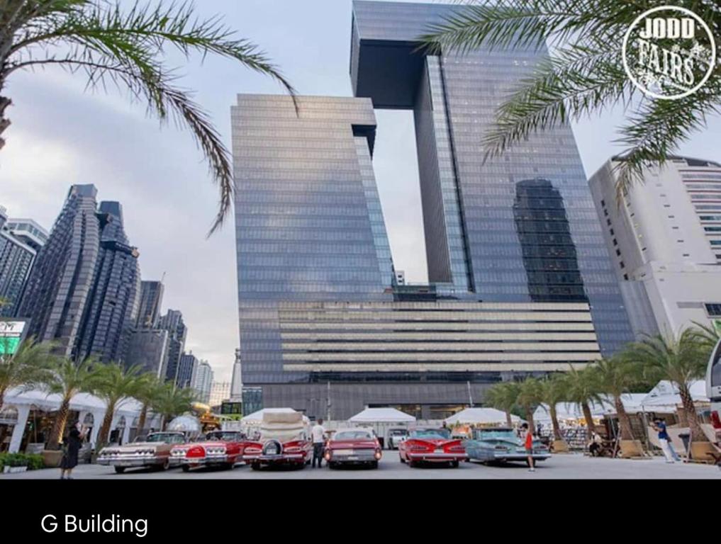 a group of cars parked in front of a tall building at One Bed Luxury at MRT RAMA9&Airport Link & Jodd Fair in Bangkok