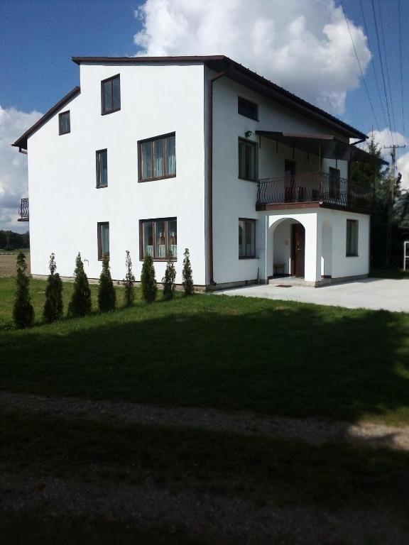 una gran casa blanca con un gran patio en Ciche Ranczo, en Łuków