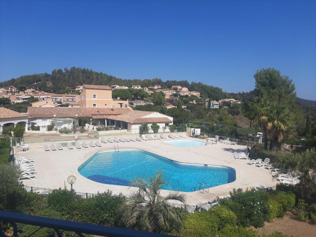 - une vue sur une piscine avec des chaises longues et un complexe dans l'établissement Appartement 4 pers. 1 chambre avec piscine, à Roquebrune-sur Argens