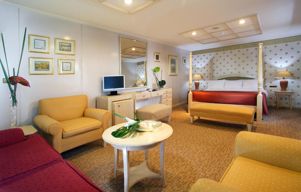 TV a/nebo společenská místnost v ubytování Mövenpick Prince Abbas Lake Nasser Cruise, Every Monday Four Nights From Aswan, Every Friday Three nights From Abu-Simbel - Including Excursions and Sightseeing