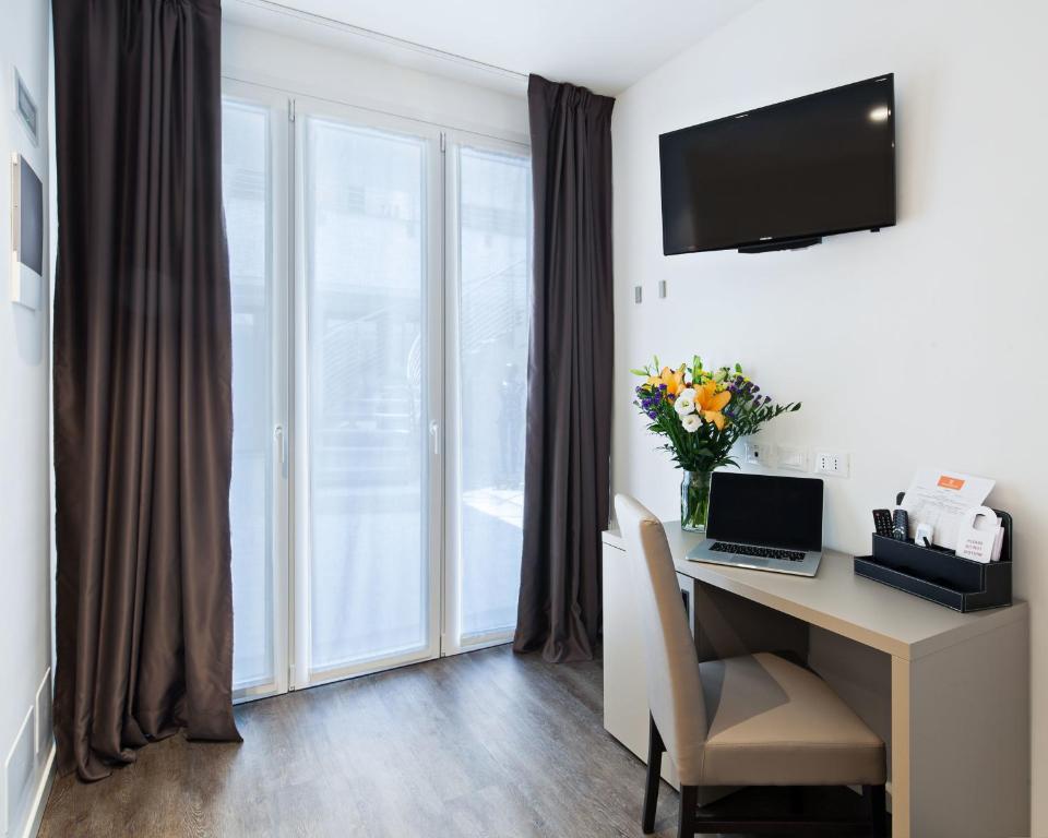 Televízia a/alebo spoločenská miestnosť v ubytovaní Hotel Studio Inn Centrale & Milano Urban Padel