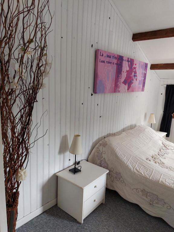 a bedroom with a bed and a table with a lamp at La Quiétude in Cotignac