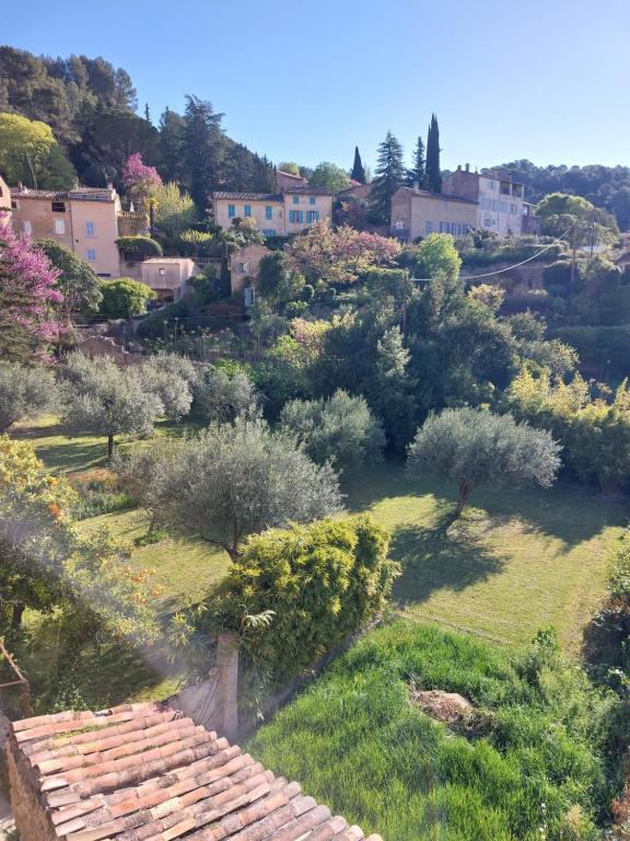 a view of a garden with trees and bushes at La Quiétude in Cotignac