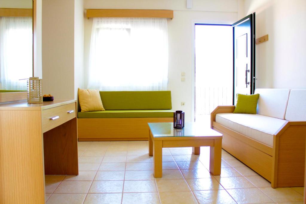 uma sala de estar com um sofá e uma mesa em Olive Tree Apartments em Fourka