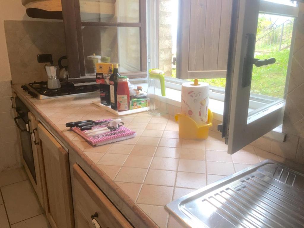 Una cocina o cocineta en 3 guests apt Spoleto Pool site - With infinity pool, extensive grounds