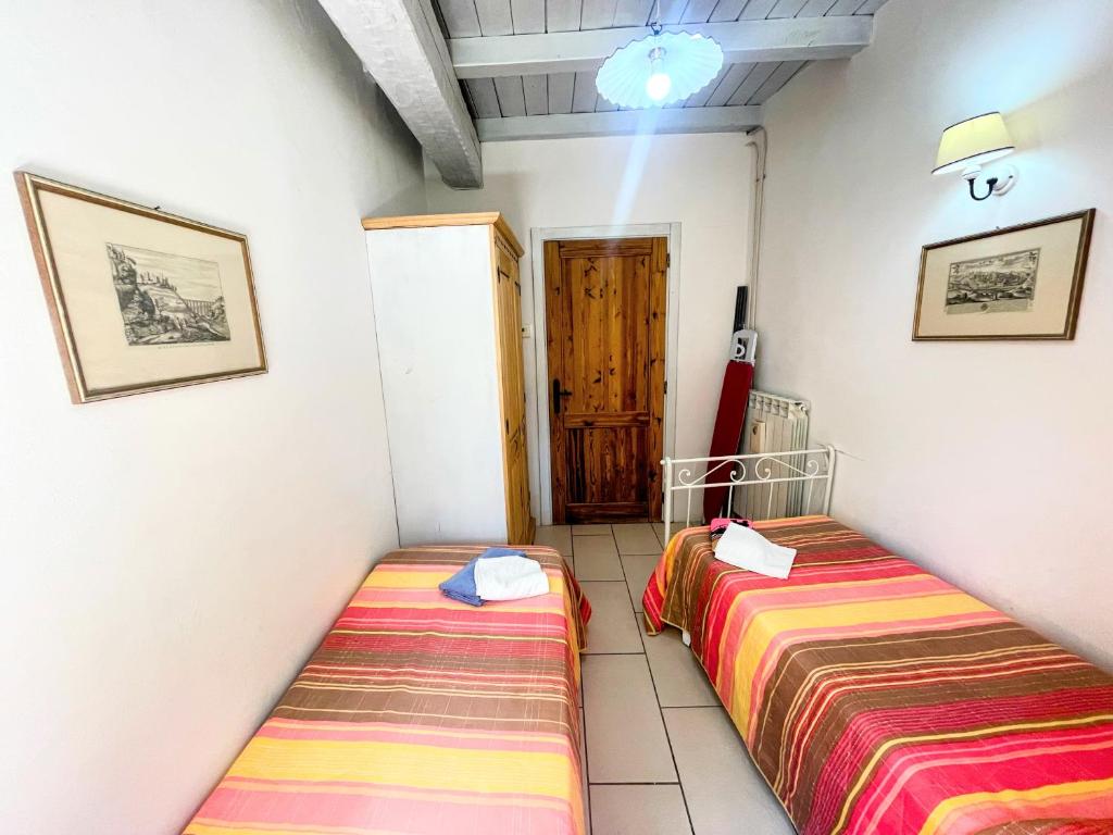 Una cama o camas en una habitación de 3 guests apt Spoleto Pool site - With infinity pool, extensive grounds
