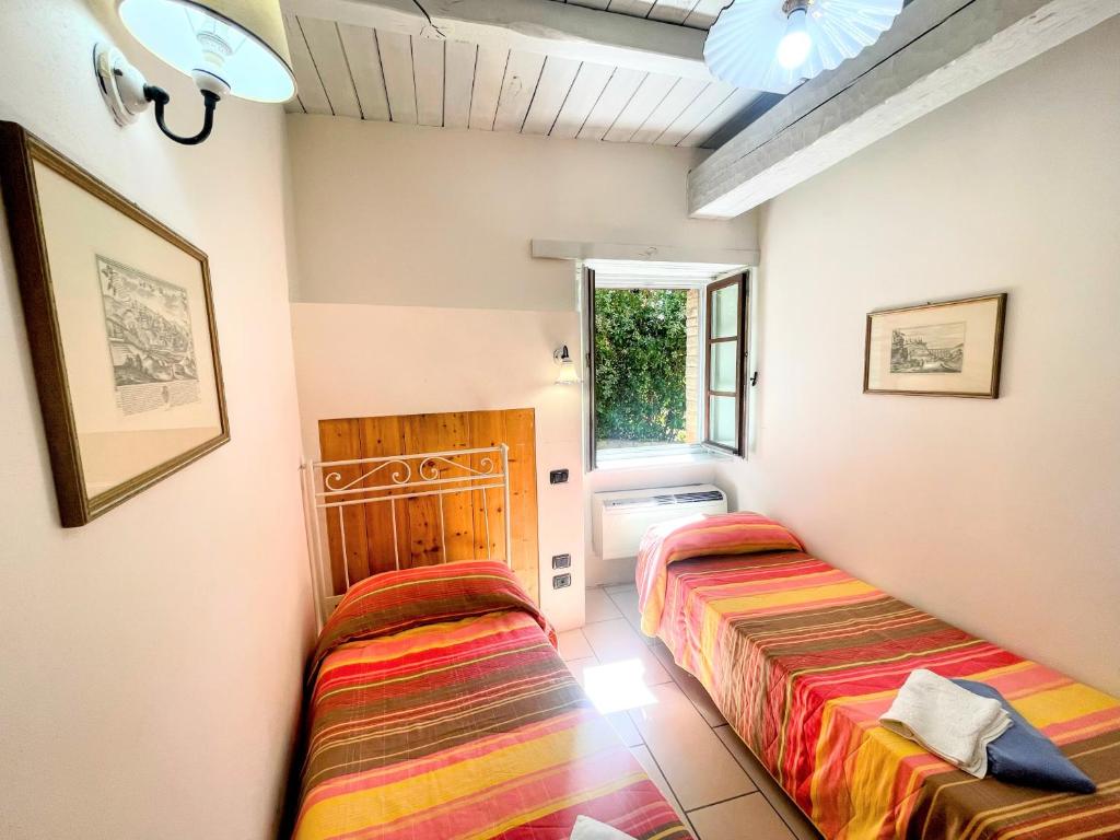 Una cama o camas en una habitación de 3 guests apt Spoleto Pool site - With infinity pool, extensive grounds