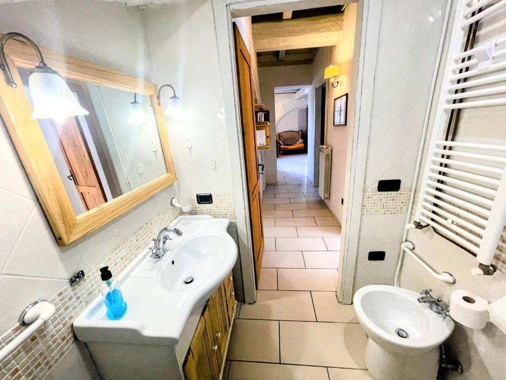 Un baño de 3 guests apt Spoleto Pool site - With infinity pool, extensive grounds