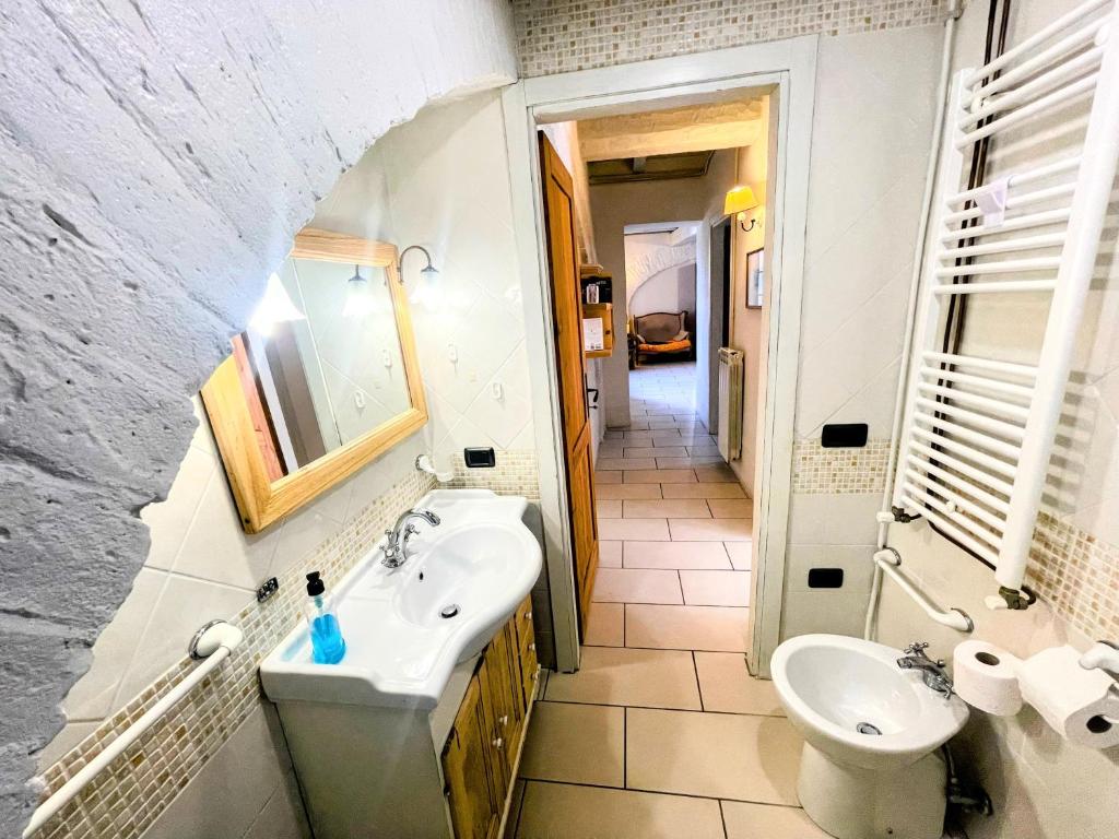 Un baño de 3 guests apt Spoleto Pool site - With infinity pool, extensive grounds