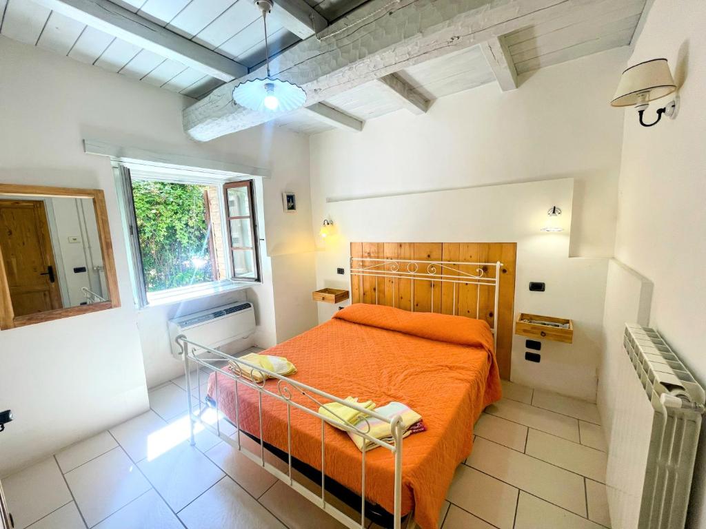 Una cama o camas en una habitación de 3 guests apt Spoleto Pool site - With infinity pool, extensive grounds