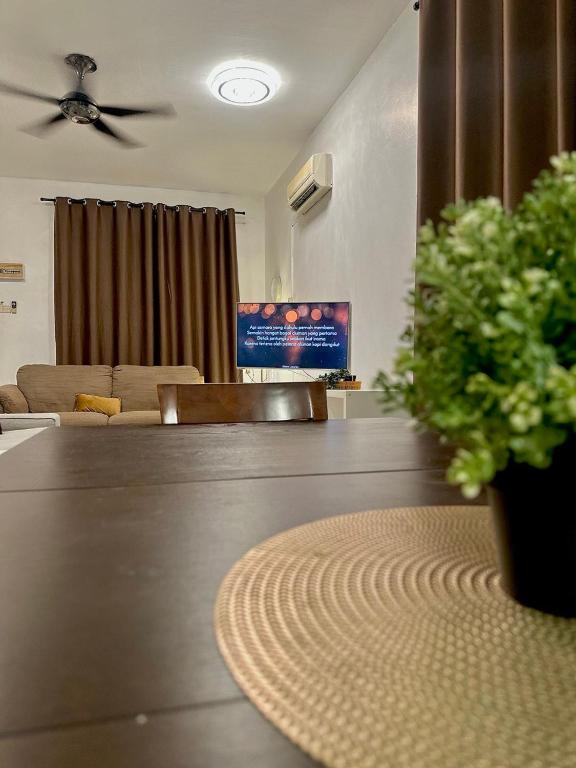 TV a/nebo společenská místnost v ubytování Mijanna Guesthouse - Johor Bahru