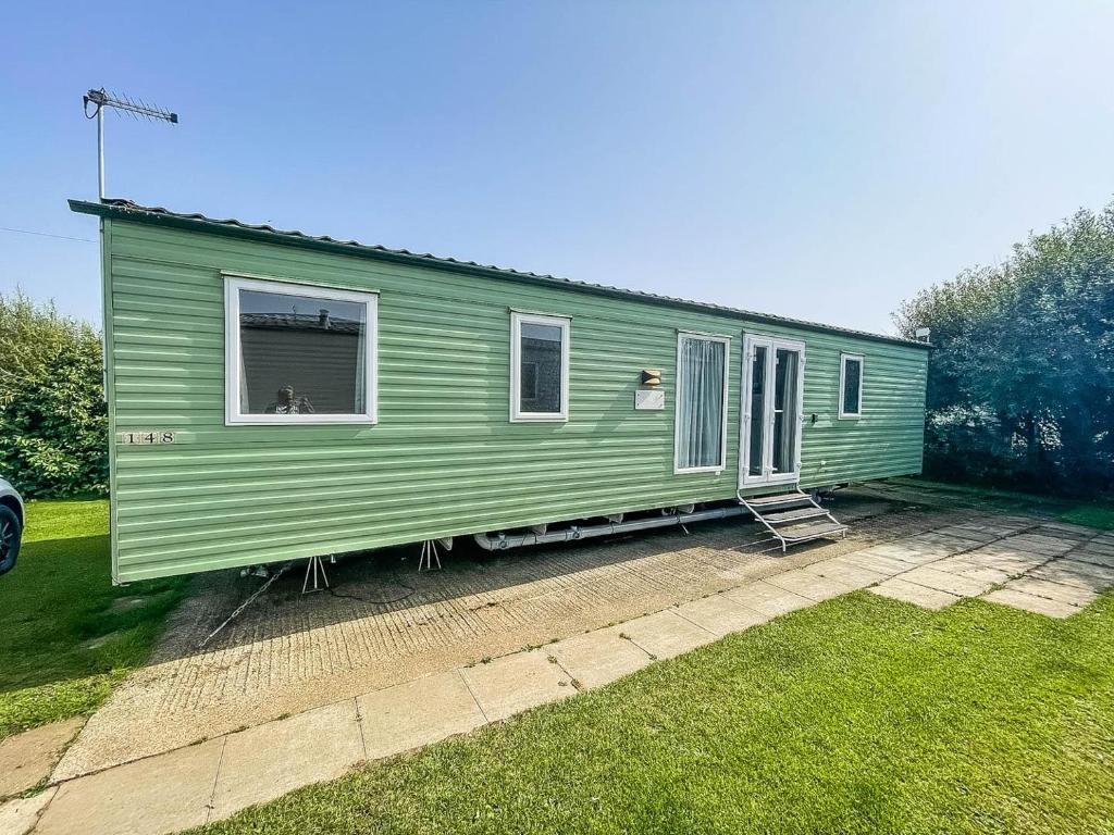 Lovely 8 berth caravan at Skipsea Sands in Yorkshire ref 41148SF