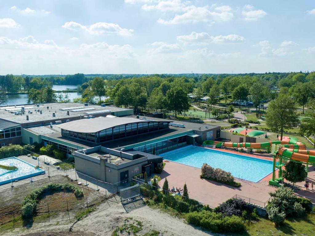 Výhled na bazén z ubytování Landal Domein De Schatberg nebo okolí