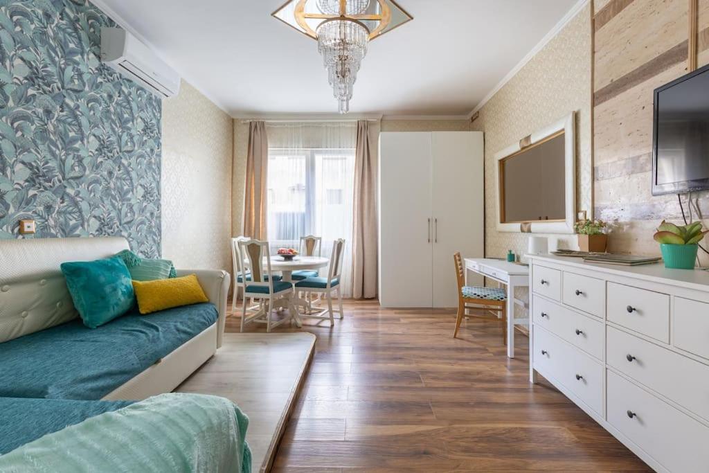 een woonkamer met een bank en een tafel bij Stylish Central Budapest Apartment in Boedapest