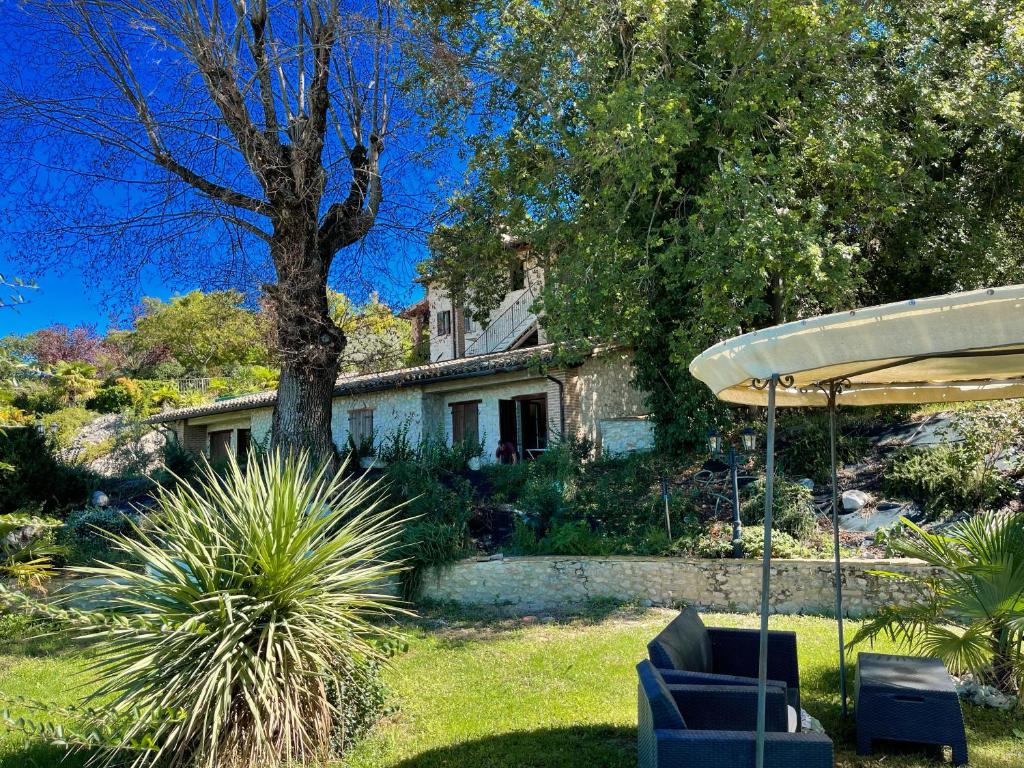 Fotografia z galérie ubytovania 3 guests Pool villa-Jacuzzi infinity pool in wondrous gardens that surround v destinácii Spoleto