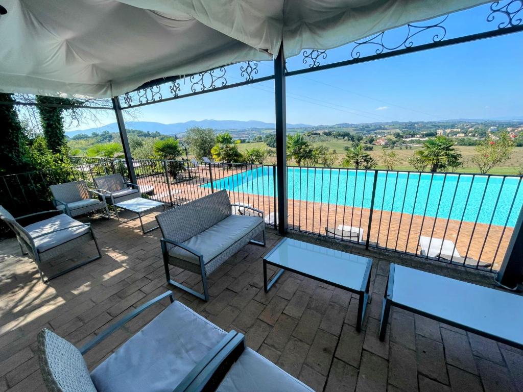 eine Terrasse mit Poolblick in der Unterkunft 3 guests Pool villa-Jacuzzi infinity pool in wondrous gardens that surround in Spoleto