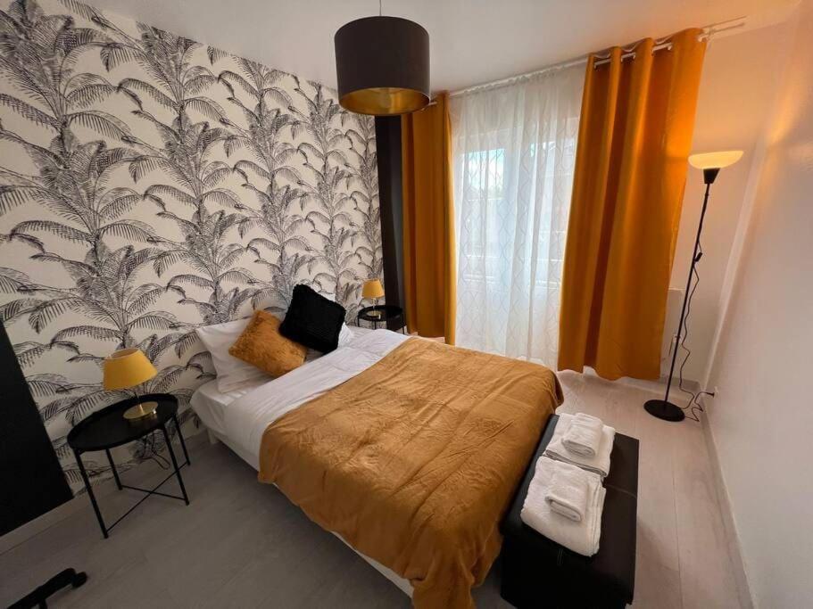 une chambre avec un lit et une peinture murale dans l'établissement Esprit Panthère, à Mulhouse