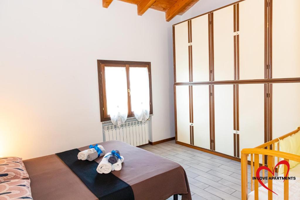 ein Zimmer mit einem Bett mit zwei Handtüchern darauf in der Unterkunft In Love 01 in Montichiari