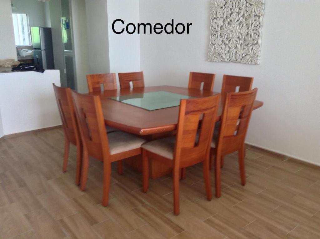 a dining room table and chairs in a room at Apartamento vista al mar in Boca del Río