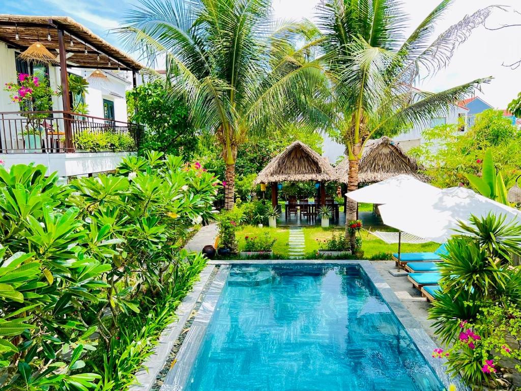 una piscina frente a una villa en An Bang Garden Beach Homestay, en Hoi An