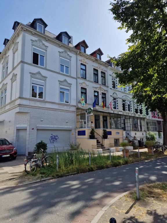 ein großes weißes Gebäude an der Straßenseite in der Unterkunft Hotel Haus Bremen garni in Bremen