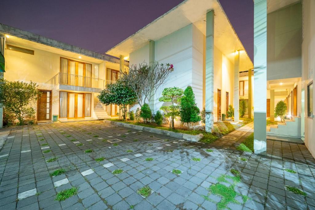 an empty courtyard in front of a building at Payu Hotel Jogja in Jetis