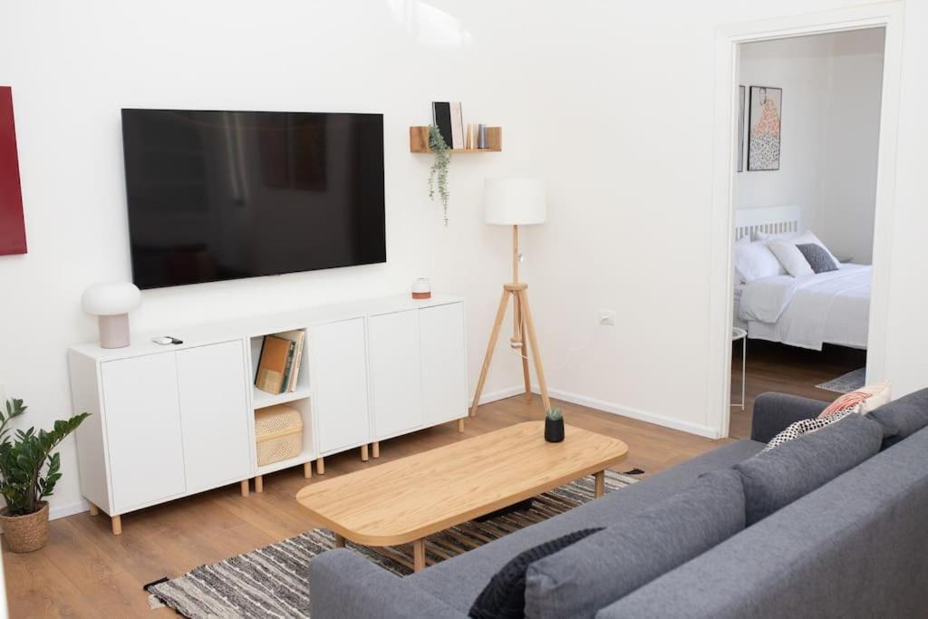 uma sala de estar com um sofá e uma televisão em lovely apartment in Ra'anana em Ra‘ananna