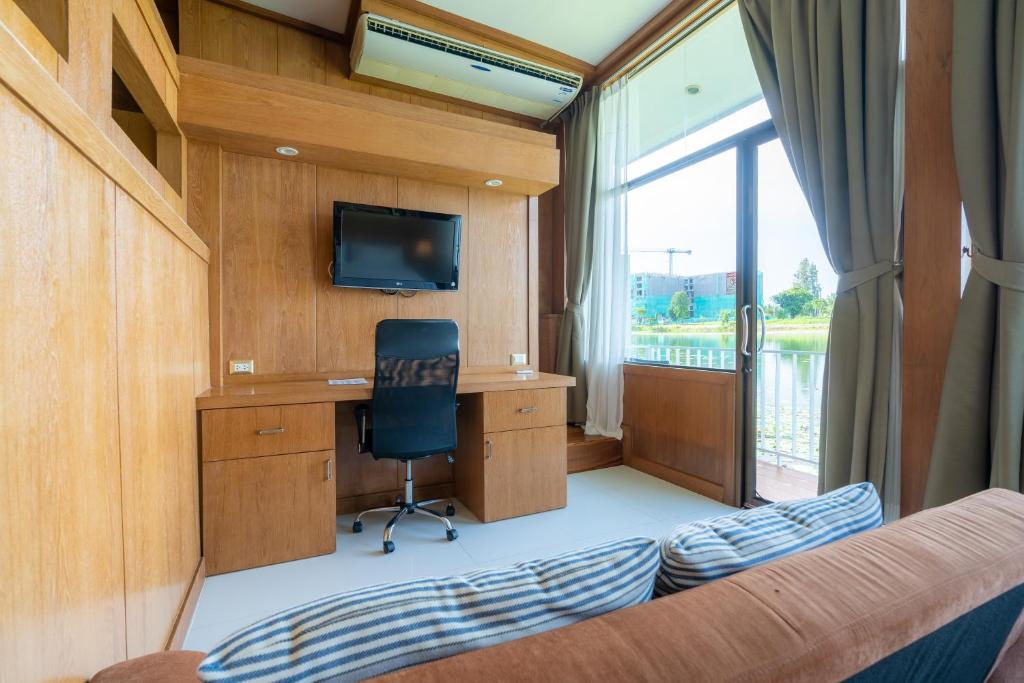 TV a/nebo společenská místnost v ubytování Chabana Resort Bang-tao Beach Phuket- SHA Extra Plus