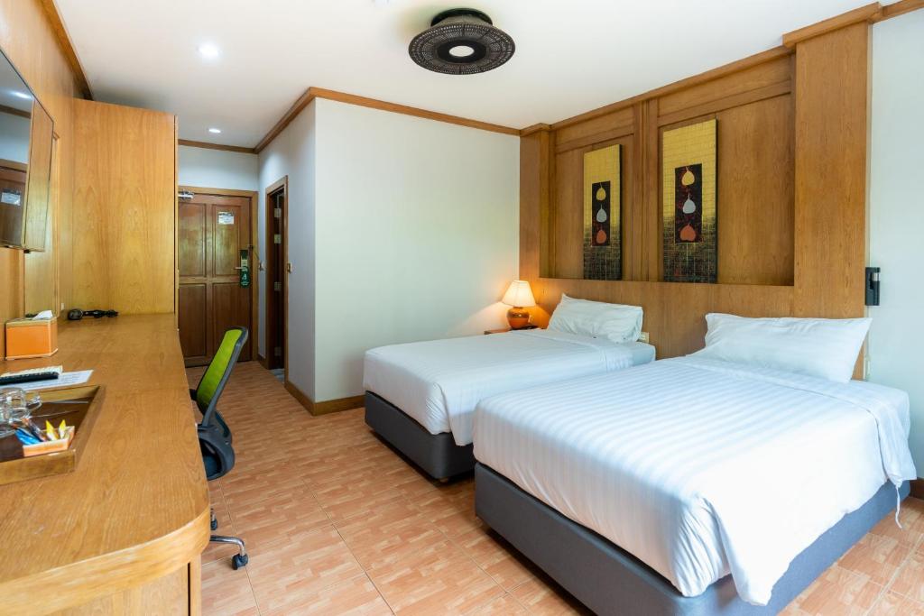 Postel nebo postele na pokoji v ubytování Chabana Resort Bang-tao Beach Phuket- SHA Extra Plus